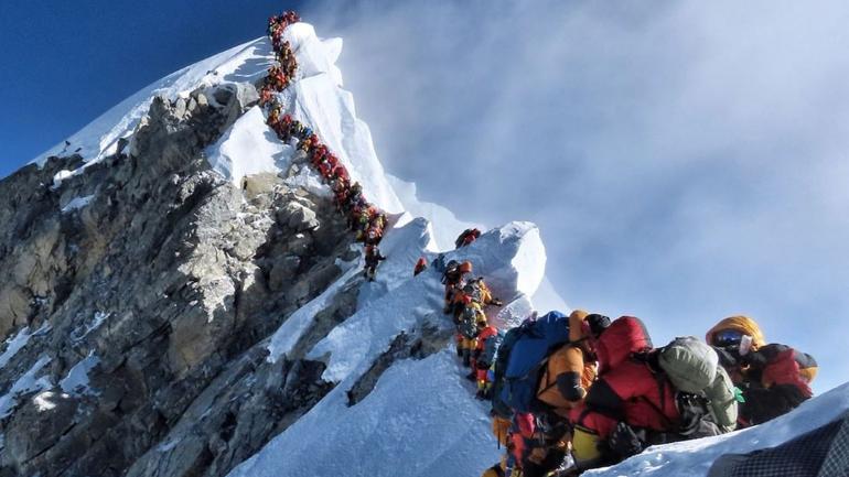 traffic jam at mount everest