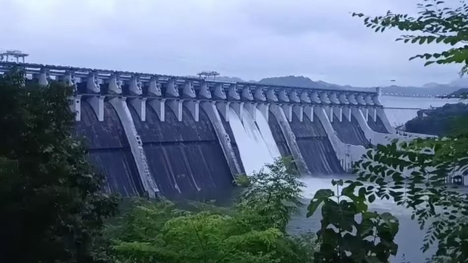 sardar sarovar dam water level increased, alert
